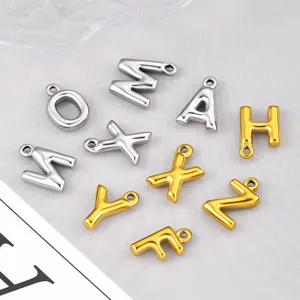 Roestvrijstalen letterhangers detailweergave, ideaal voor DIY kettingen en sieraden.