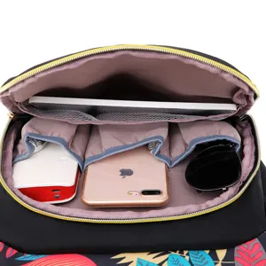 Vista dettagliata dell'interno dello zaino multifunzionale con diverse tasche e scomparti.