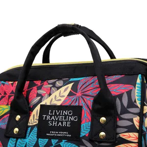 Dettaglio borsa fasciatoio floreale, borsa da viaggio multifunzionale per neonati.
