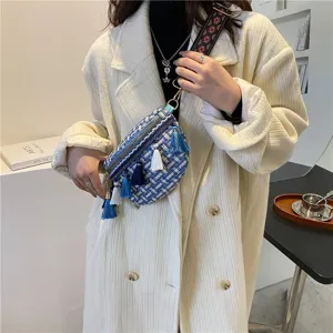 Detaillierte Ansicht der blauen gewebten Brusttasche mit Quasten und breitem Riemen.