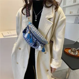 Detailaufnahme der gewebten Umhängetasche mit blauer Textur, Quasten und breitem Ethno-Gurt.