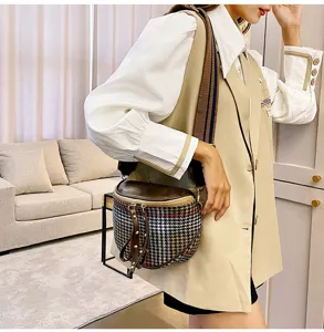 Fashion plaid crossbody bag for women, stylish wide strap shoulder bag with chic autumn design.