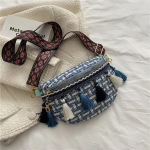 Gewebte Tweed-Brusttasche mit breitem Ethno-Gurt und stilvollen Quasten für den täglichen Gebrauch.