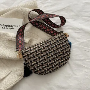 Gewebte Umhängetasche mit ethnischem Gurt und Quasten, stilvolle Crossbody-Tasche für Damen.