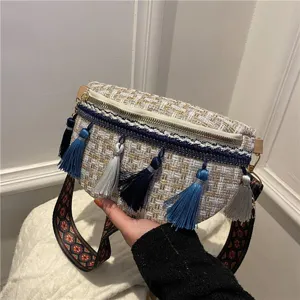 Gewebte Quasten Umhängetasche für Damen, ethnische Brusttasche mit breitem Gurt und Quasten.