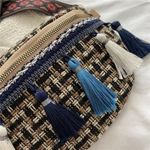 Ethenisch gewebte Umhängetasche Detail mit bunten Quasten und breitem Riemen Textur.