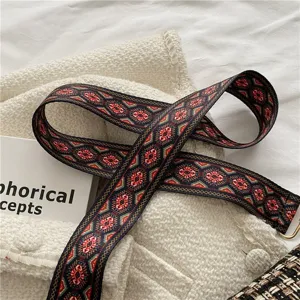 Detailansicht eines trendy ethnischen gewebten breiten Gurtstraps mit bunten geometrischen Mustern.