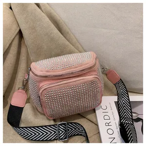 Trendy ροζ γυναικεία τσάντα χιαστί με λαμπερά στρας, φαρδύ ρυθμιζόμενο λουρί και θήκη.