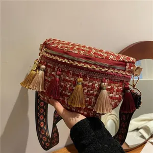 Rote gewebte Tweed-Gürteltasche mit bunten Quasten, ethnischem breitem Gurt, Umhängetasche.
