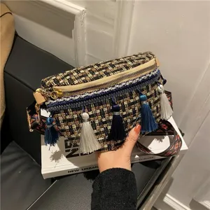 Gewebte Tweed Quasten Umhängetasche Detailansicht, ethnische Brusttasche mit breitem Gurt.