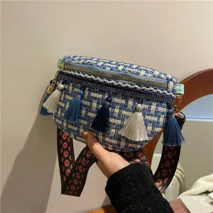 Detailansicht der gewebten Quasten-Brusttasche mit blauem Tweedstoff und ethnischem Schultergurt.
