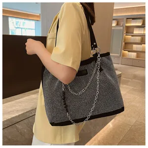 Stijlvolle zwarte strass shopper detail, schitterende kristallen schoudertas met ketting.