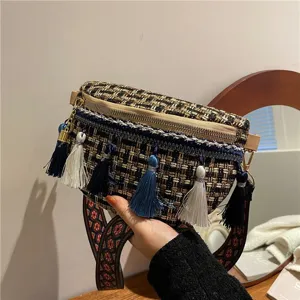 Gewebte Tweed Umhängetasche für Damen mit bunten Quasten und ethnischem breitem Riemen.