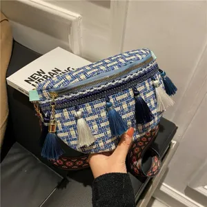 Detaillierte Nahaufnahme der gewebten Tweed-Brusttasche mit ethnischem Riemen und Quasten.