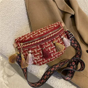 Rote Tweed Quasten Umhängetasche mit ethnischem breitem Riemen, stilvolle Brusttasche Detailansicht.