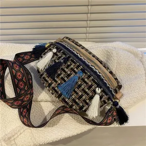 Gewebe Tweed Brusttasche mit ethnischem breitem Gurt und Quasten für den Alltag.