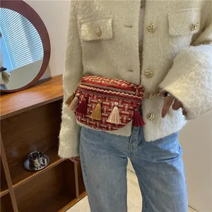 Rote gewebte Quasten-Brusttasche für Damen, ethnische Umhängetasche mit breitem Gurt.