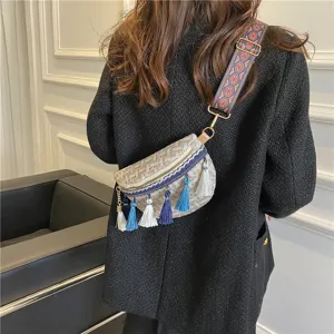 Gewebte Umhängetasche für Damen mit bunten Quasten und breitem Ethno-Gurt stylisch.