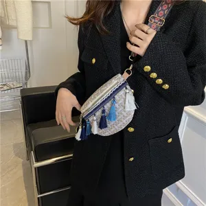 Geflochtene Tweed Umhängetasche mit Quasten und breitem Riemen im Ethno-Stil Detailansicht.