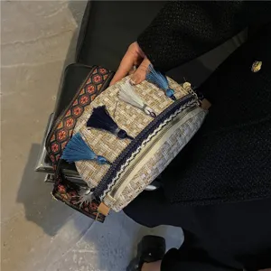 Detailansicht der gewebten Ethno-Umhängetasche mit bunten Quasten und strukturiertem Tweed.