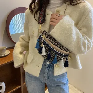 Detailaufnahme der gewebten Tweed Umhängetasche mit bunten Quasten und ethnischem breitem Riemen.