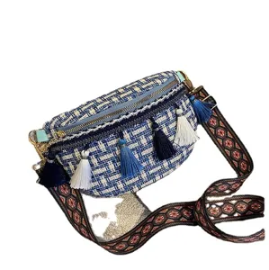 Gewebte Umhängetasche für Damen, ethnische Schultertasche mit Quasten und breitem Gurt.