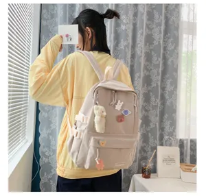 Vista detallada de una mochila beige casual con dijes bonitos para el uso diario.