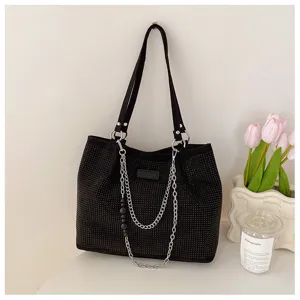 Zwarte shopper met strass-steentjes, metalen ketting en stijlvol schoudertas detail.