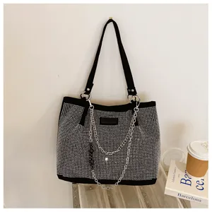 Zwarte shopper tas met strass en metalen ketting, stijlvolle schoudertas voor dames.