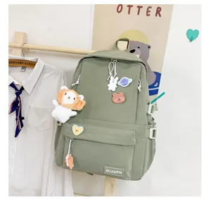 Mochila escolar casual verde para estudiantes con varios bolsillos y bonito diseño.