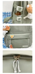 Primeros planos de los detalles de la mochila de lona verde con bolsillos, hebillas y cremalleras.