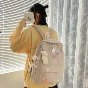 Mochila casual para mujer, elegante bolso escolar con dijes lindos para uso diario.