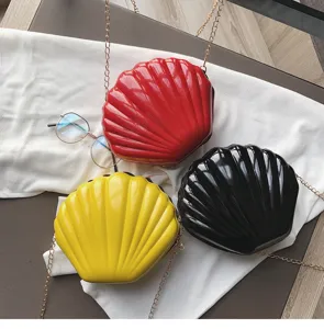 Borsa a tracolla alla moda in vernice a forma di conchiglia con catena, borsa donna trendy.