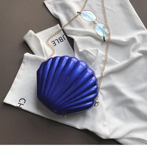 Elegante borsa a tracolla a conchiglia in pelle verniciata blu con catena dorata.