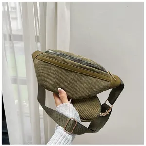 Riñonera de pana verde con monedero pequeño, vista detallada de bolso de pecho casual.