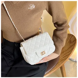 Weisse gesteppte Umhängetasche mit Kette im Detail, klassisches Klappendesign und goldene Beschläge.