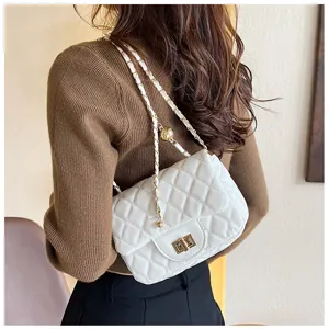 Elegante weiße gesteppte Umhängetasche mit stylischem Kettenriemen für Damen im Alltag.
