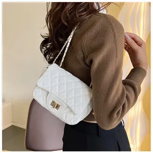 Detailansicht der stilvollen weißen Stepptasche mit Kette und elegantem Metallverschluss.
