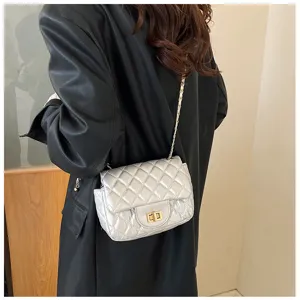 Gesteppte Umhängetasche mit Kette für Damen, stilvolle silberne Tasche mit Drehverschluss.
