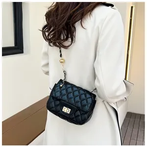 Schwarze gesteppte Umhängetasche mit goldener Kette, schicke Nische Tasche für Damen im Winter.