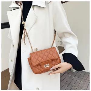 Elegante braune gesteppte Umhängetasche mit Kette, stylische Damenhandtasche für den Winter.