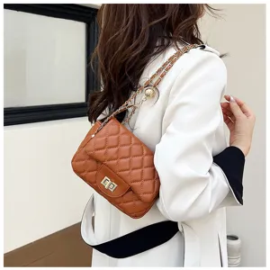 Elegante gesteppte Umhängetasche mit Kette und modischem eleganten Drehverschluss für Damen.