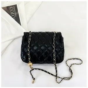 Detailansicht der schwarzen gesteppten Damen Umhängetasche mit goldener Kette und edlem Metallball.