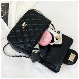 Schwarze gesteppte Ketten-Umhängetasche für Damen, klassische Schultertasche mit Metallverschluss.