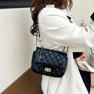 Modische schwarze gesteppte Kettentasche für Damen, elegante Umhängetasche mit goldenen Details.