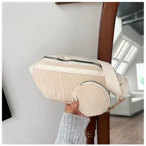 Vista detallada del bolso de pecho de pana beige de moda con pequeño monedero incluido.