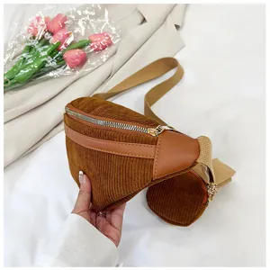 Vista detallada de bolso de pecho de pana marrón, riñonera de moda casual con detalles.