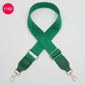 Detail de sangle de sac tisse vert, bandouliere de rechange large reglable avec motif losange.