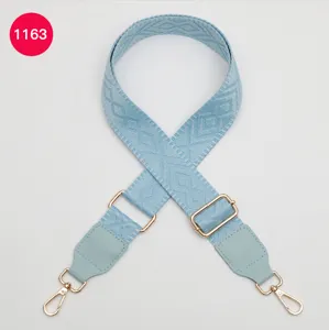 Sangle de sac de rechange bleu clair avec motif jacquard et longueur réglable pratique.