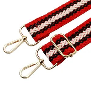 Tracolla di ricambio tessuta colorata con accessori in metallo dorato per borse a tracolla.
